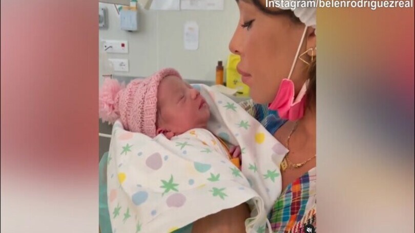 Mamma Belen, che dolce con la piccola Luna Mari