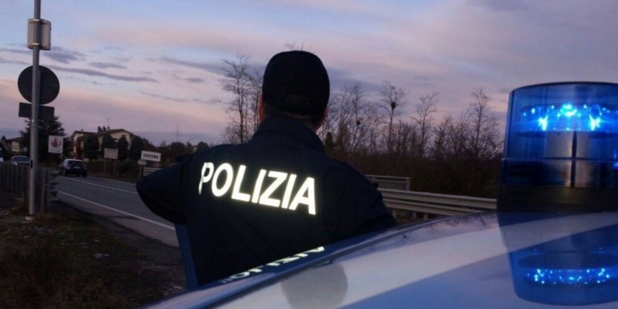 Ubriaco al volante e senza patente danneggia 11 auto