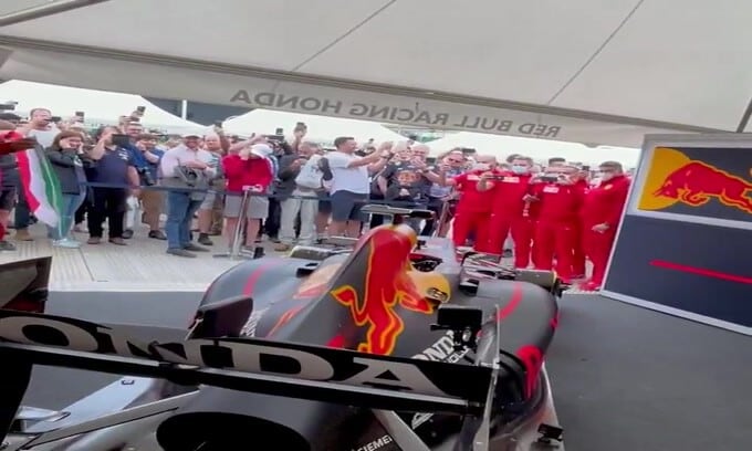 La Red Bull festeggia la vittoria dell'Italia: suona l'Inno di Mameli col motore della RB7
