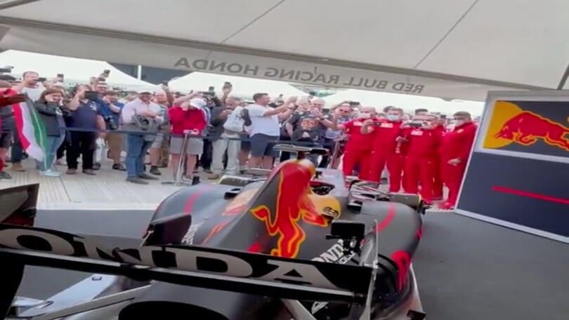 La Red Bull festeggia la vittoria dell'Italia: suona l'Inno di Mameli col motore della RB7