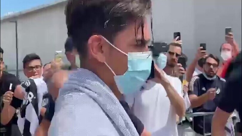 Bagno di folla per Dybala all'uscita