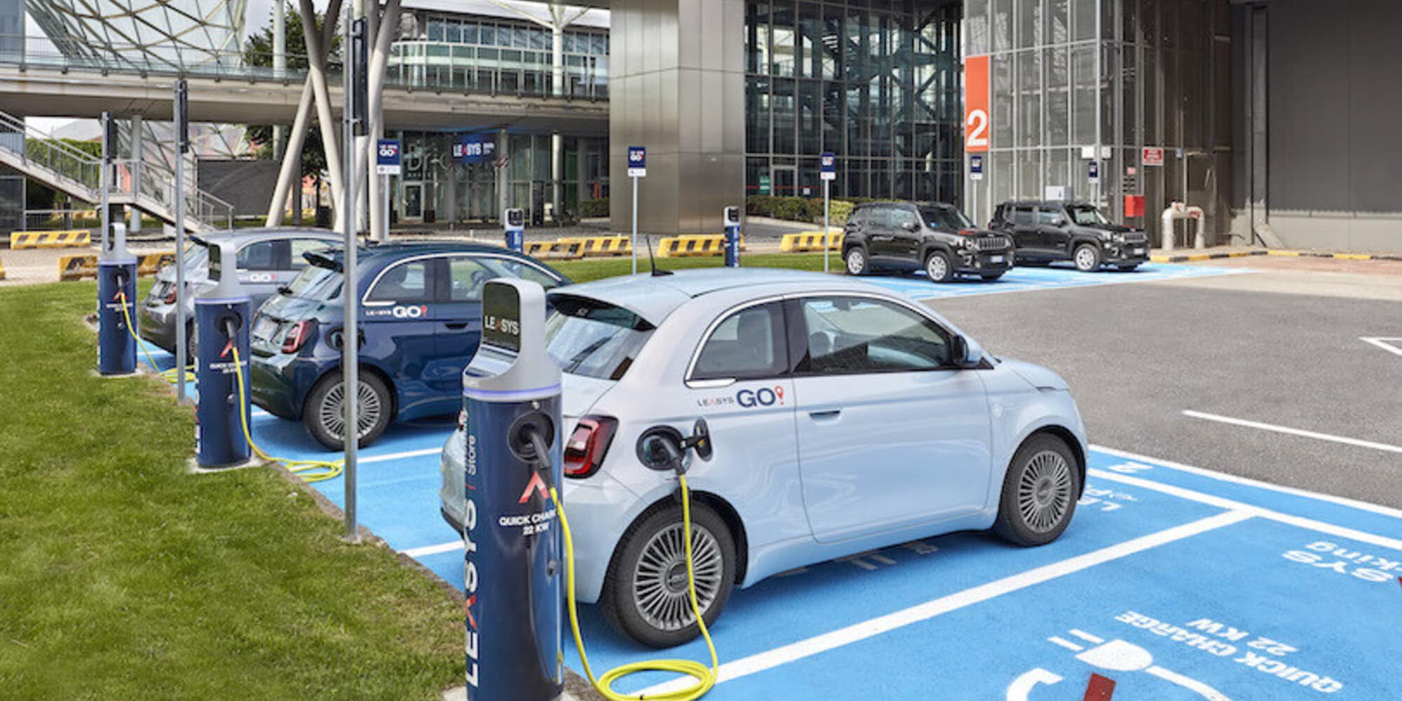 Auto elettriche, la proposta dell'UE: dal 2035 si viaggia a zero emissioni
