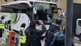 L’arrivo del pullman del Napoli a Dimaro