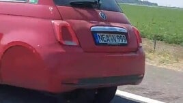Fiat 500 a "tre ruote" sfreccia in autostrada