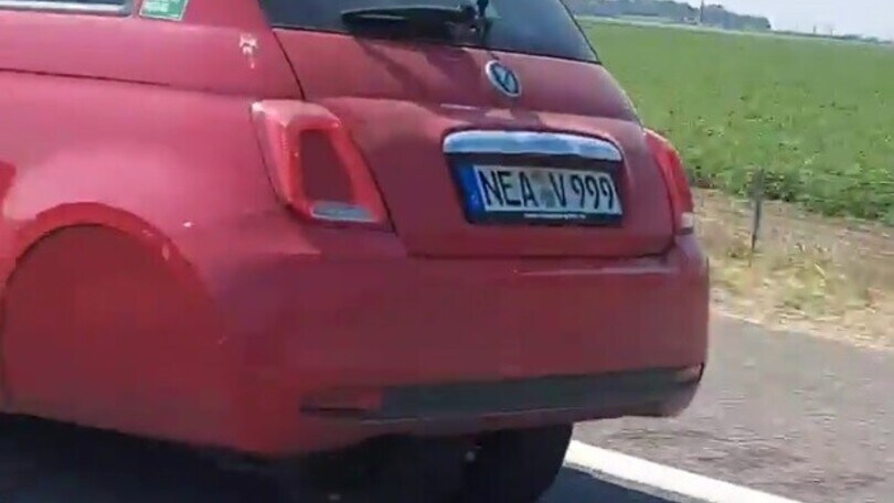Fiat 500 a "tre ruote" sfreccia in autostrada