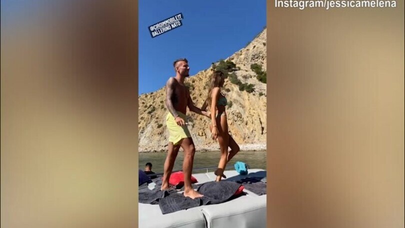Ciro e Jessica, che ballo sexy sulla barca!