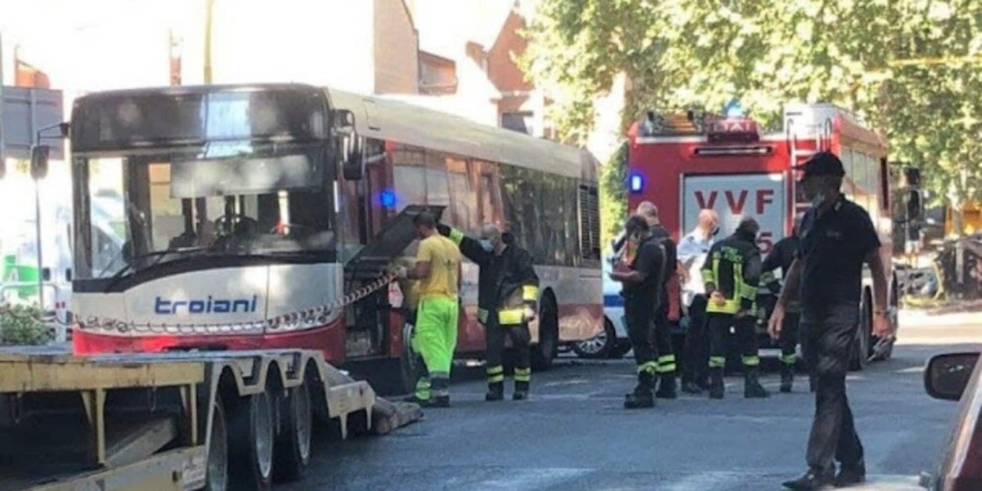 Roma, bus in fiamme a Villa Gordiani: nessun ferito