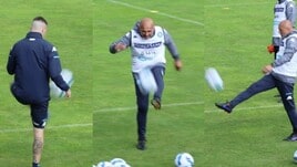 Napoli, show Spalletti: palleggi con Gaetano VIDEO