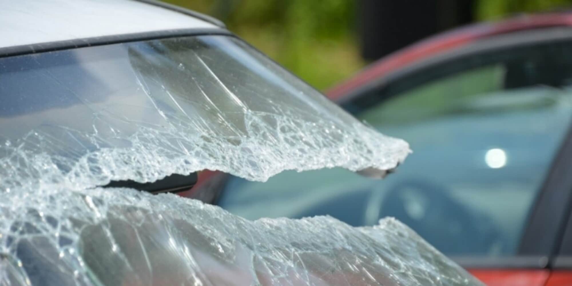 Ostia, beccata a rompere i vetri delle auto per saccheggiarle: arrestata
