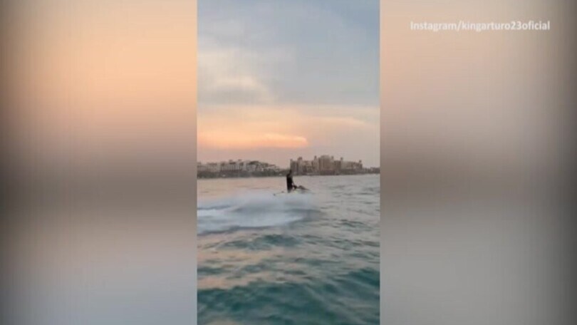 Vidal si scatena sull'acquascooter