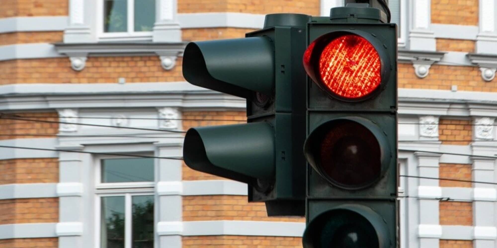 Tradita dal fidanzato, si vendica ignorando il rosso 49 volte in auto: che ripicca salatissima!