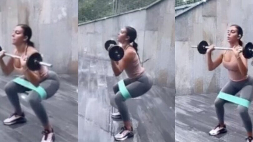 Georgina Rodriguez: workout casalingo con squat e bilanciere