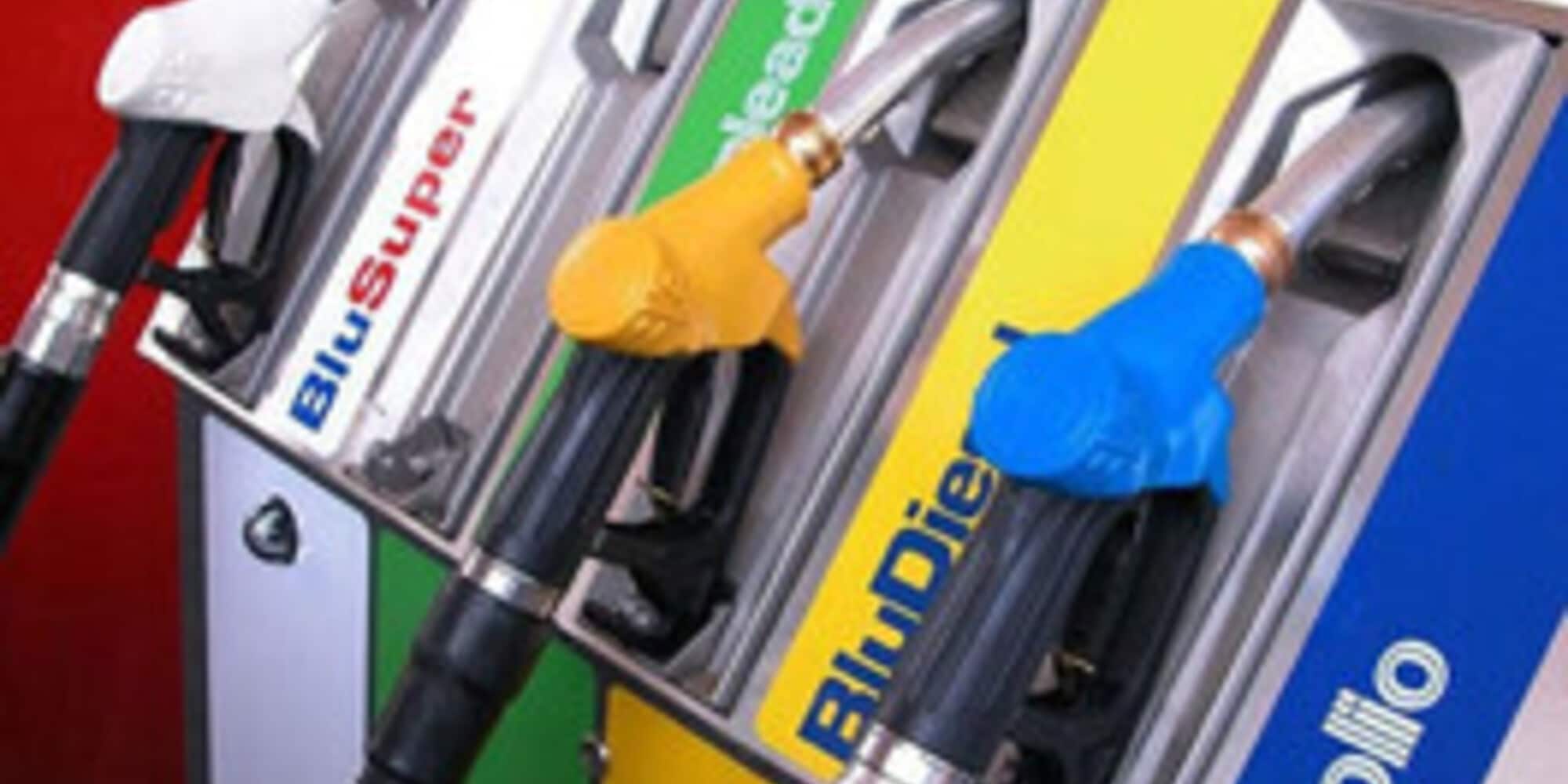 Benzina, prezzi in calo: 1,653 euro/litro, dato che non si vedeva da novembre 2020