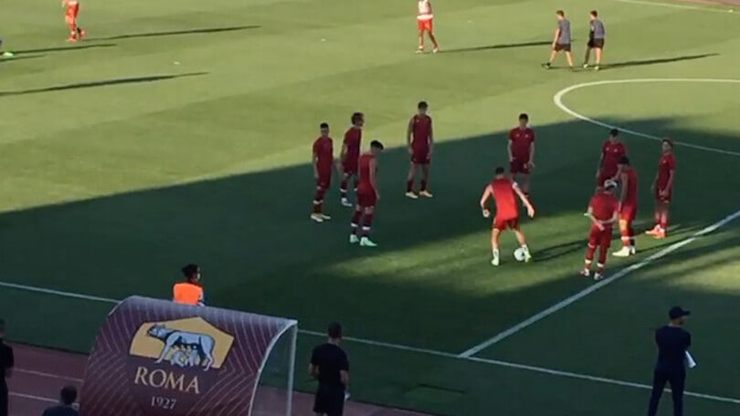 Mourinho osserva la Roma durante il riscaldamento