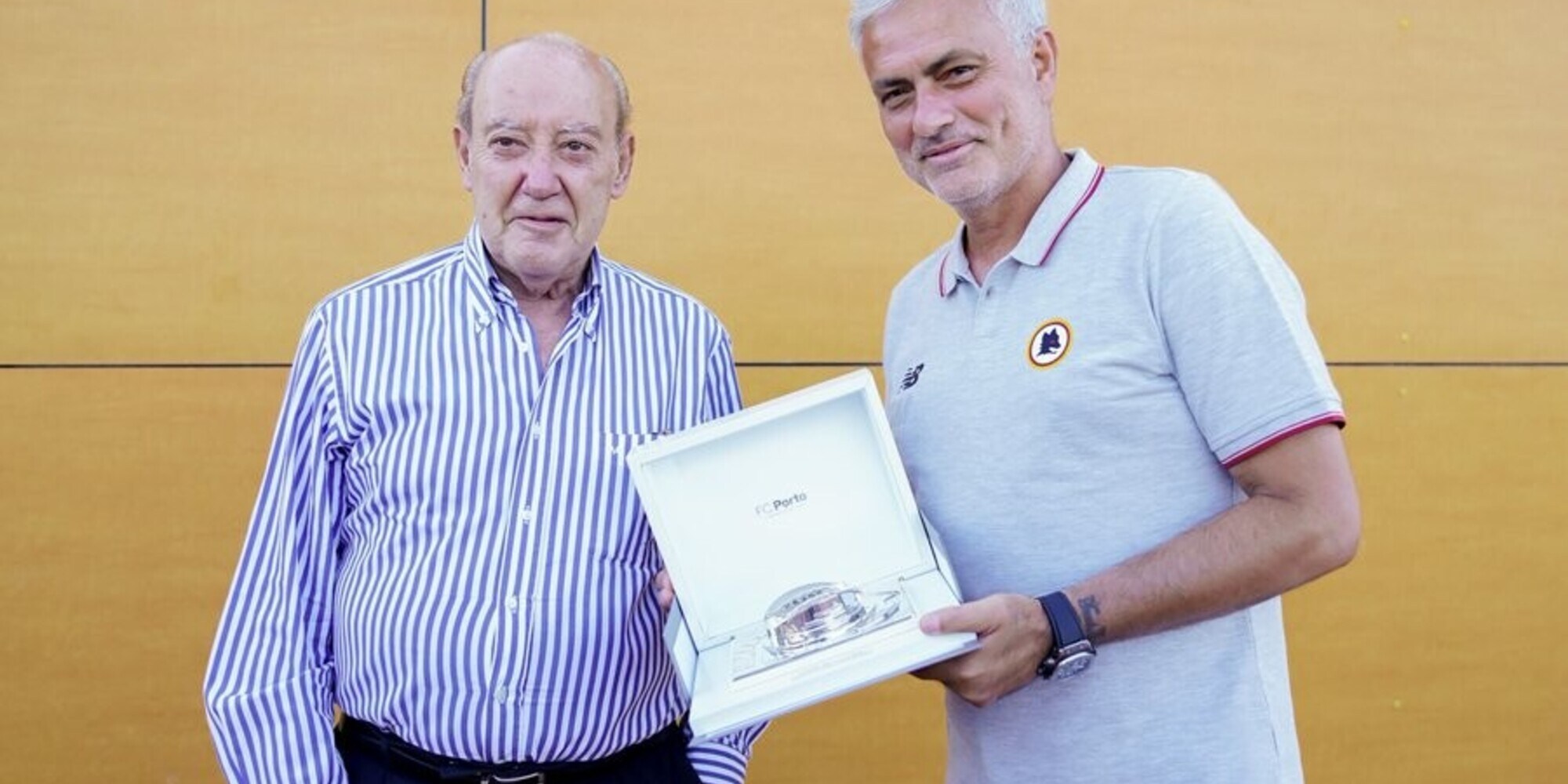 Roma, il Porto omaggia Mourinho: regalo per lo Special One