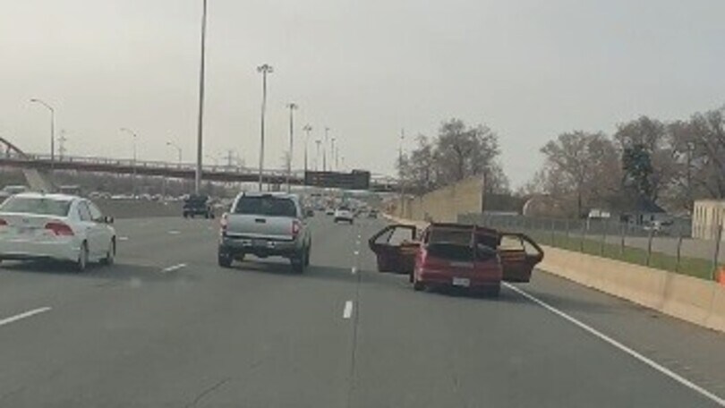 Follia in autostrada: a tutta velocità con le portiere aperte!