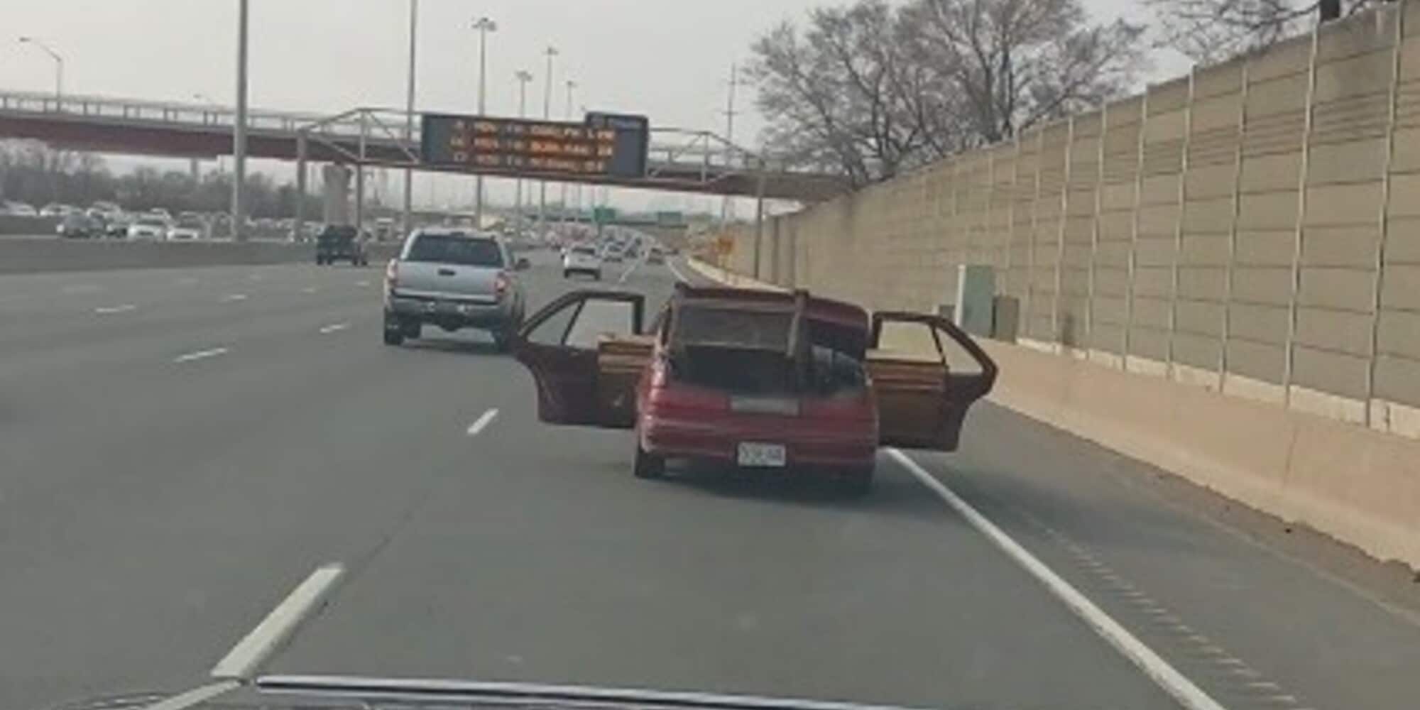 Con le portiere aperte in autostrada: il folle gesto è virale VIDEO