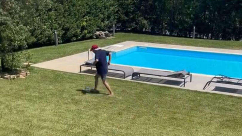 Nino D'Angelo come Lorenzo Insigne...nel giardino di casa