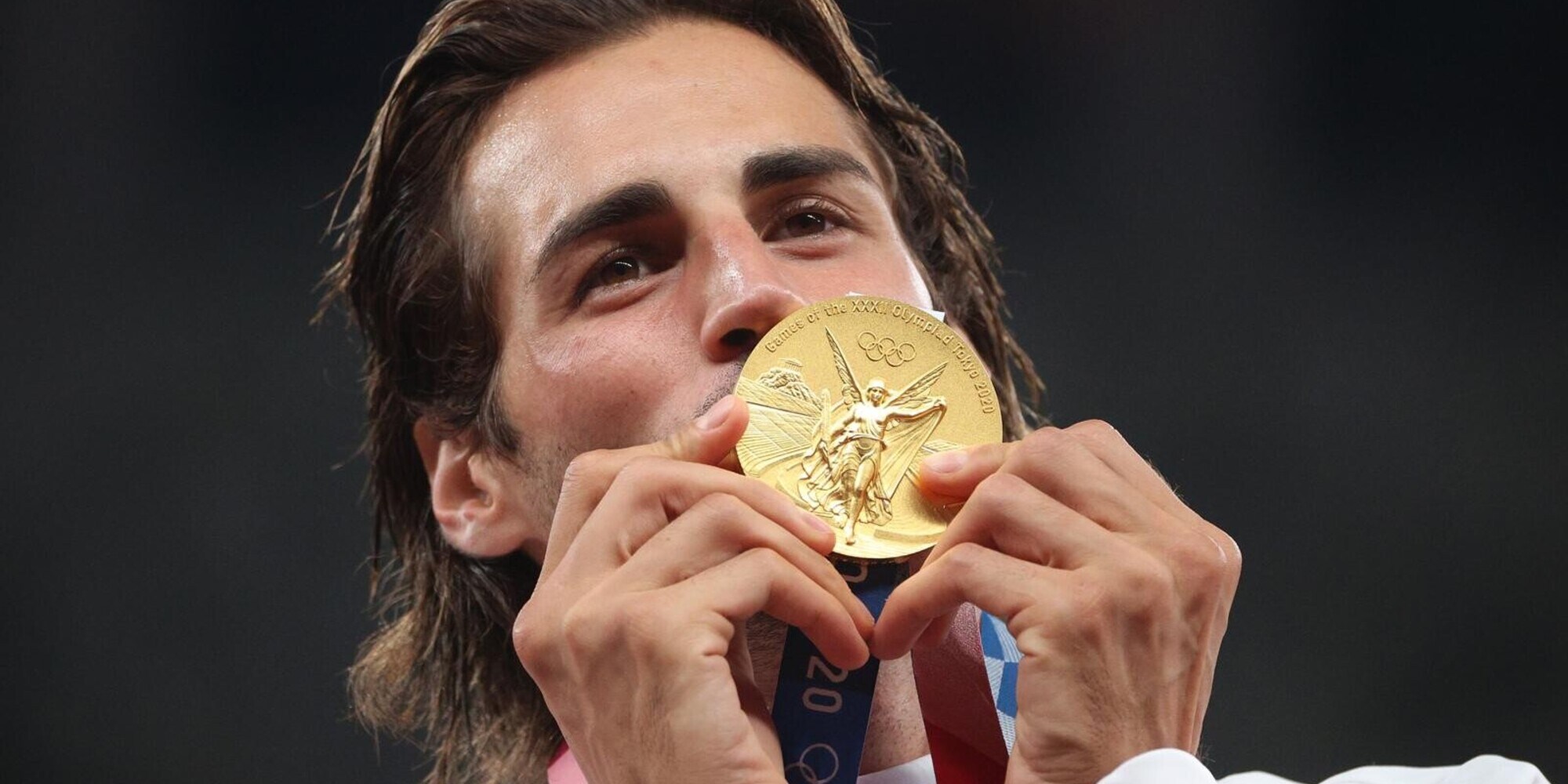 Olimpiadi, Tamberi sul podio per la premiazione: che gioia per l'oro