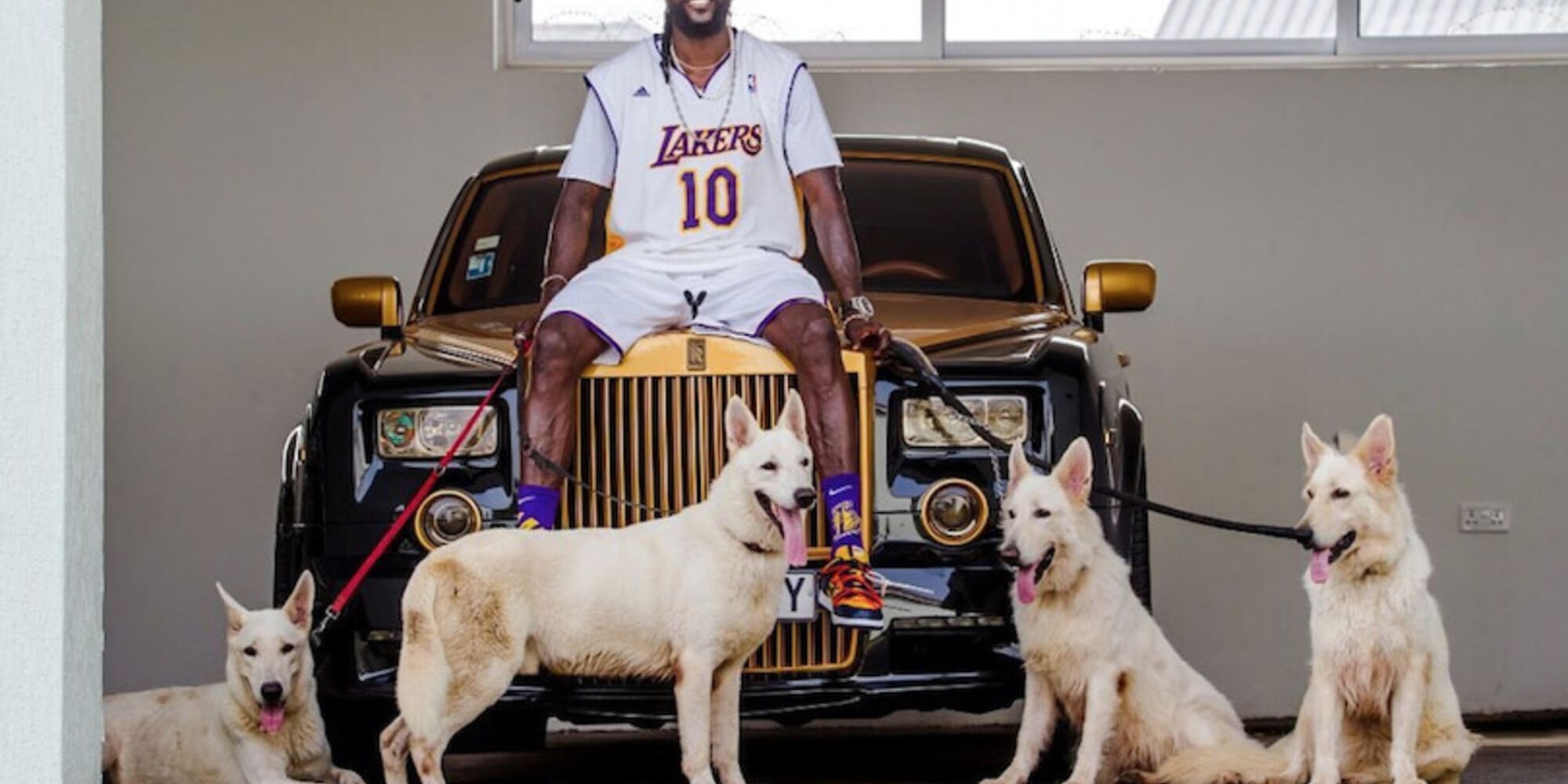 Adebayor che lusso: Rolls-Royce da 420mila euro e un hangar per i suoi gioiellini