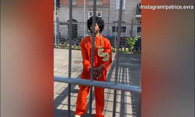 Il nuovo personaggio di Patrice Evra: "Toglietemi internet"