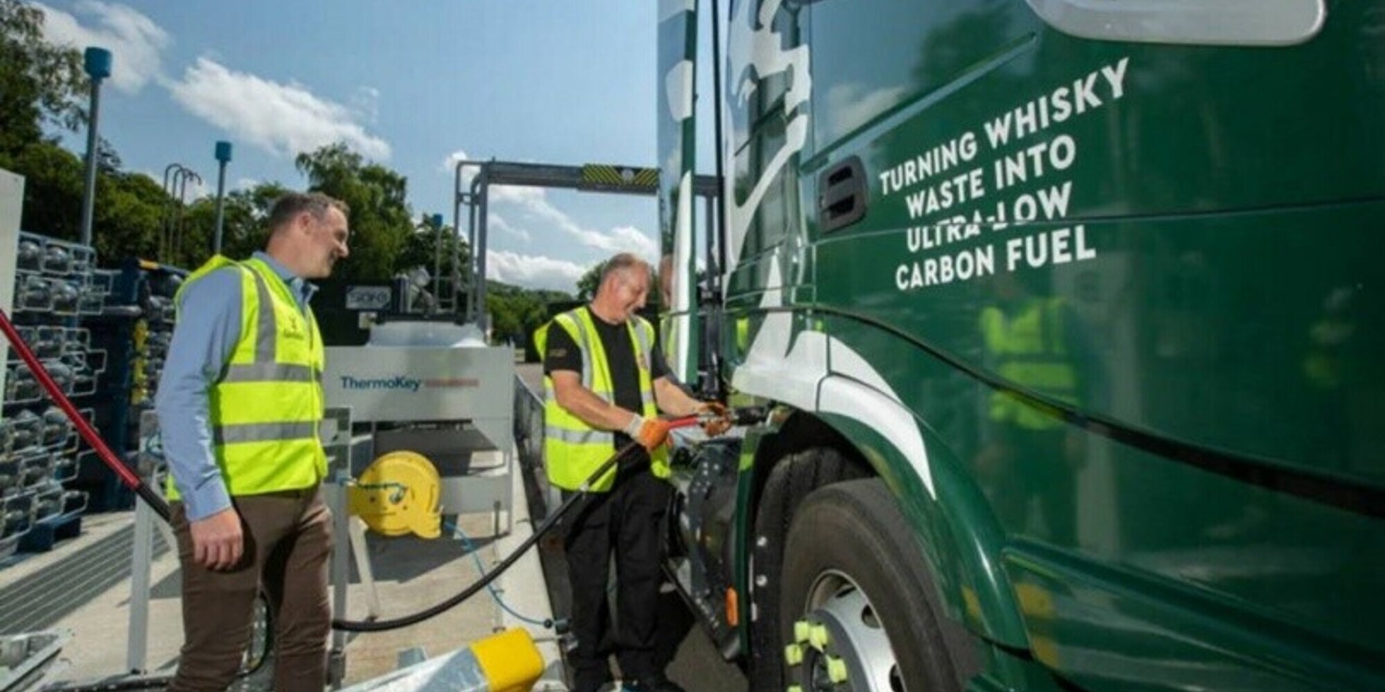 Camion che funzionano col whisky: dalla Scozia l’idea incredibile di una distilleria