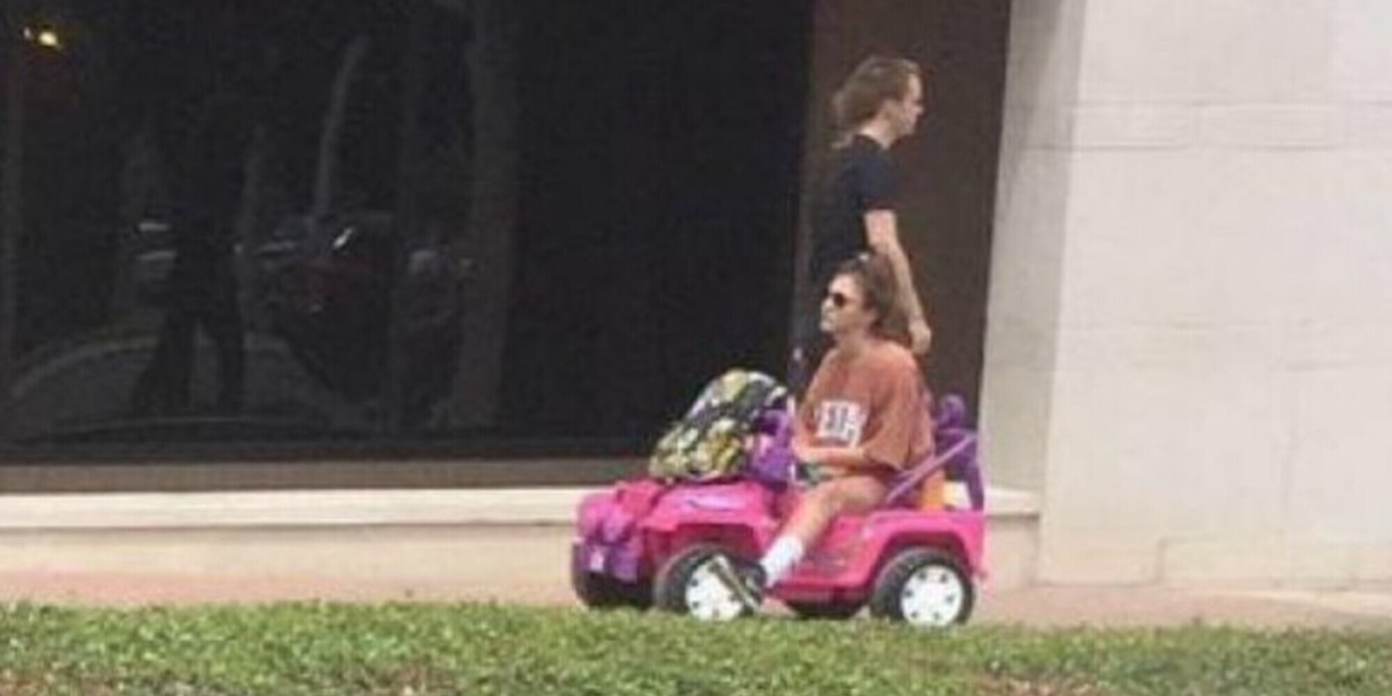 Texas, le ritirano la patente e va all'università con... la Jeep di Barbie