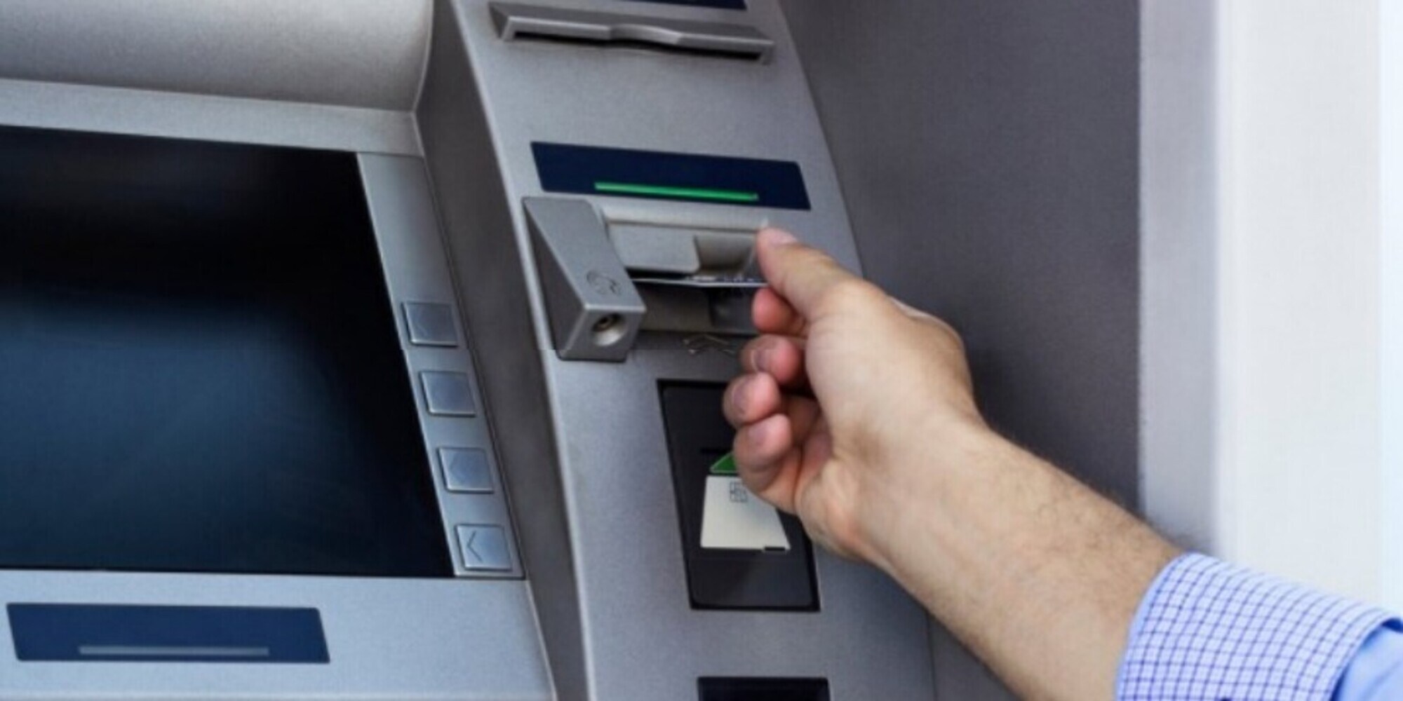 Taranto, incassa mille euro per errore: va in banca a restituirli