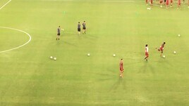 Il riscaldamento della Roma a Siviglia, pochi minuti prima del l’amichevole contro il Betis
