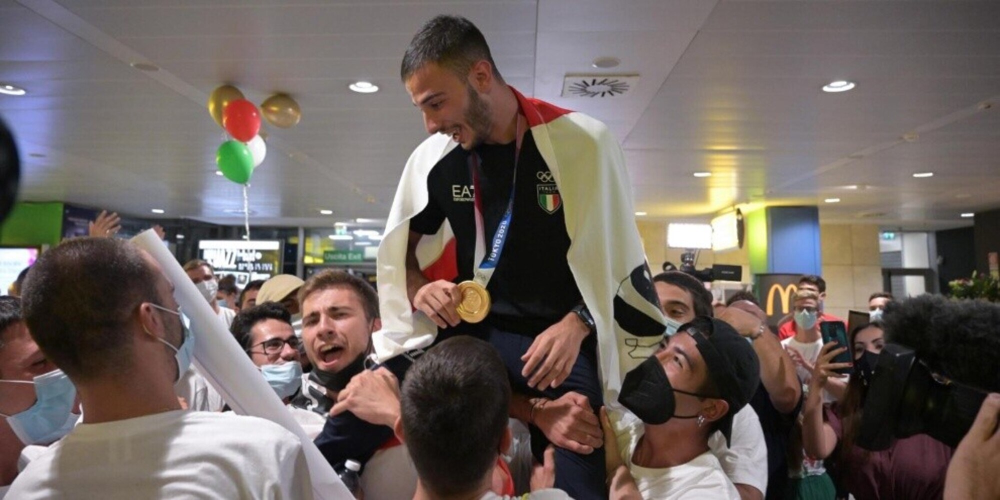Cagliari, bagno di folla per Patta all'aeroporto