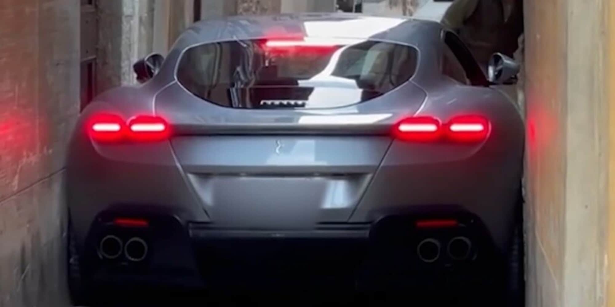 Ferrari Roma, di lì non si passa e il bolide si incastra... nel vicolo