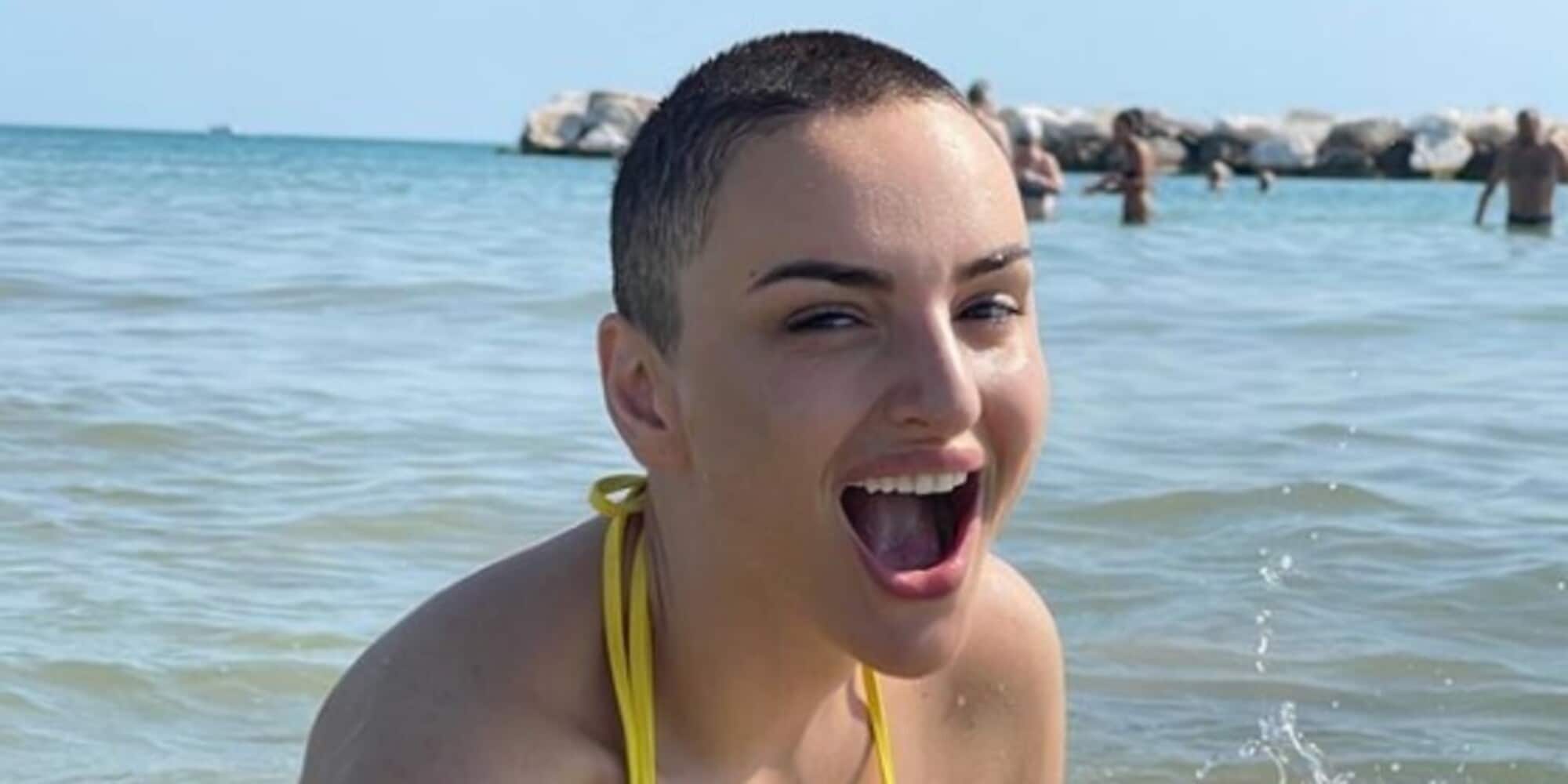 Arisa si rasa i capelli e risponde così ai fan che la criticano
