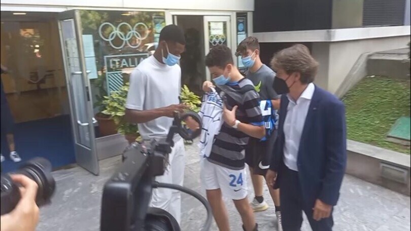 Inter, Dumfries accolto dai tifosi dopo le visite mediche