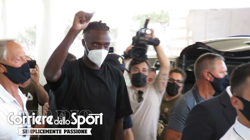 Roma, Abraham è sbarcato a Ciampino: tifosi in delirio