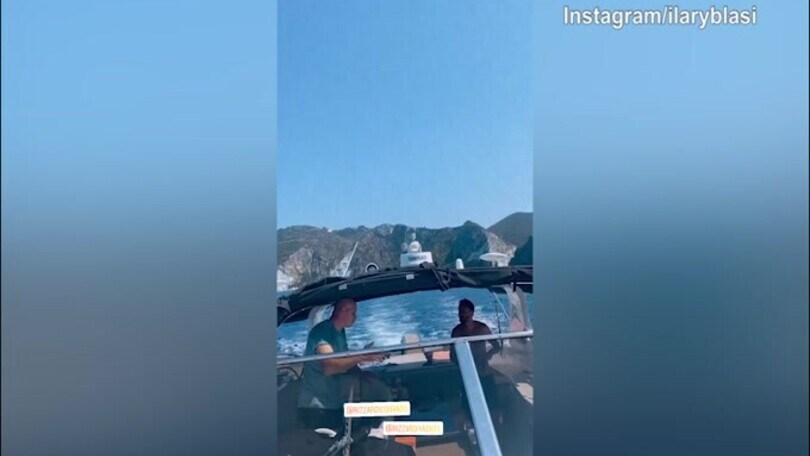 Ilary Blasi sexy sulla barca, Totti dorme..