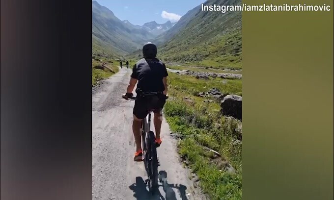 Giro in bici e domenica tra musica e relax per Ibra