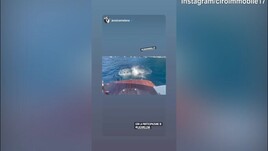 Ciro e Jessica, tuffo insieme dalla barca