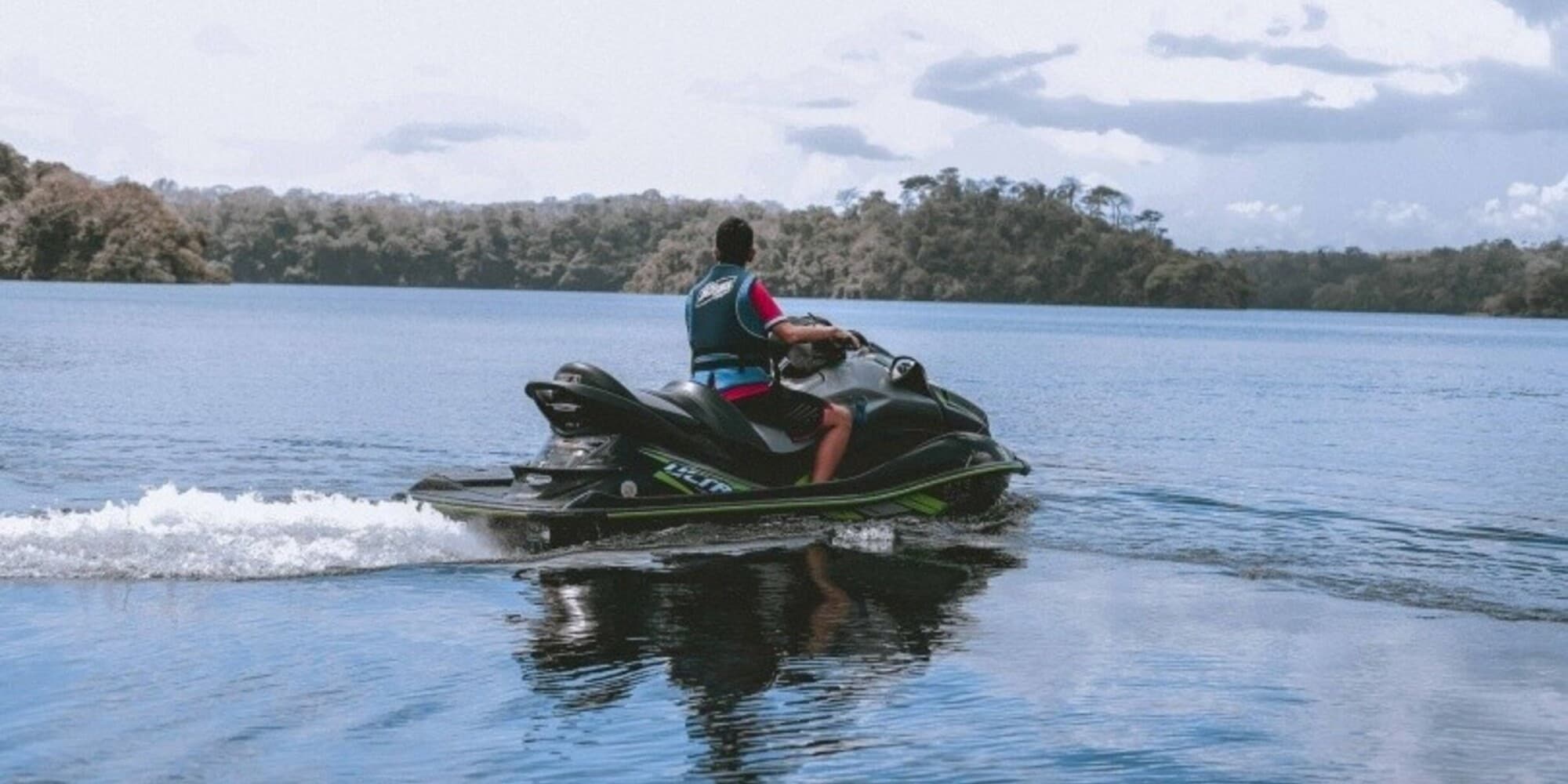Moto d’acqua salta in aria in Sardegna: due persone ferite