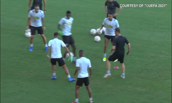 Shakhtar, De Zerbi finisce al centro del torello e corre..