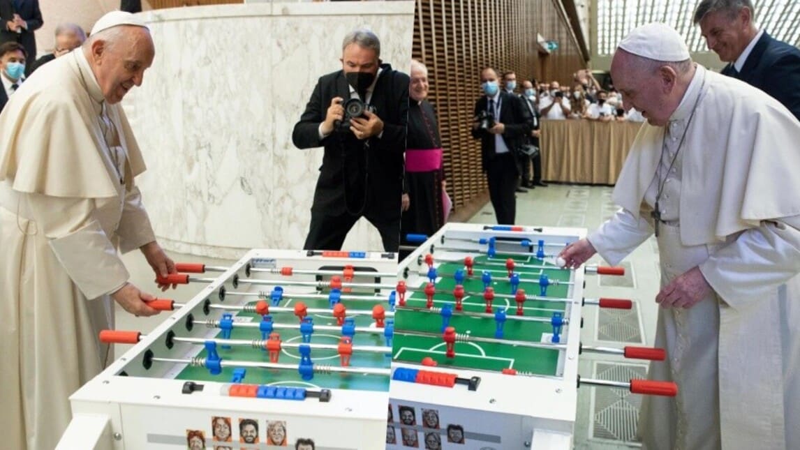 Papa Francesco gioca a biliardino!