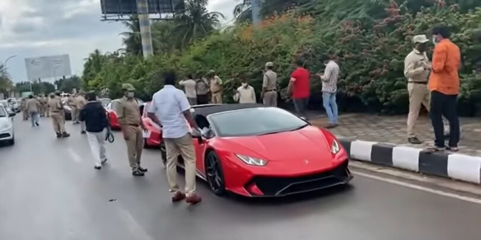 India, vanno al raduno in Lamborghini... e tornano a piedi