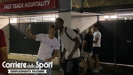 Roma, Abraham no stop: firma autografi fuori dall’Olimpico