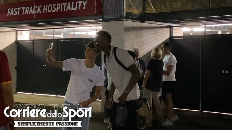 Roma, Abraham no stop: firma autografi fuori dall’Olimpico