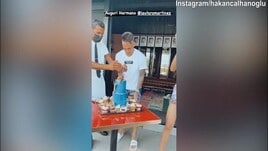 Compleanno Lautaro, che festa in piscina coi compagni