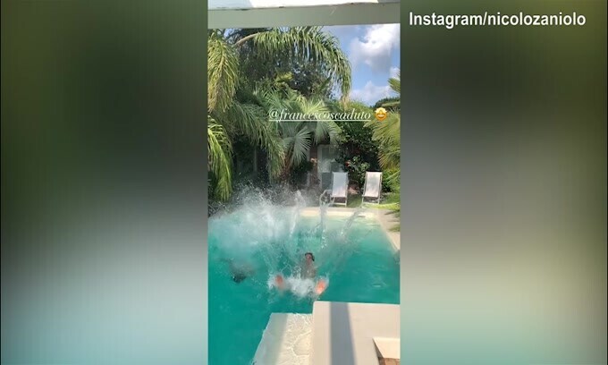 Tuffo in piscina per Nicolo Zaniolo