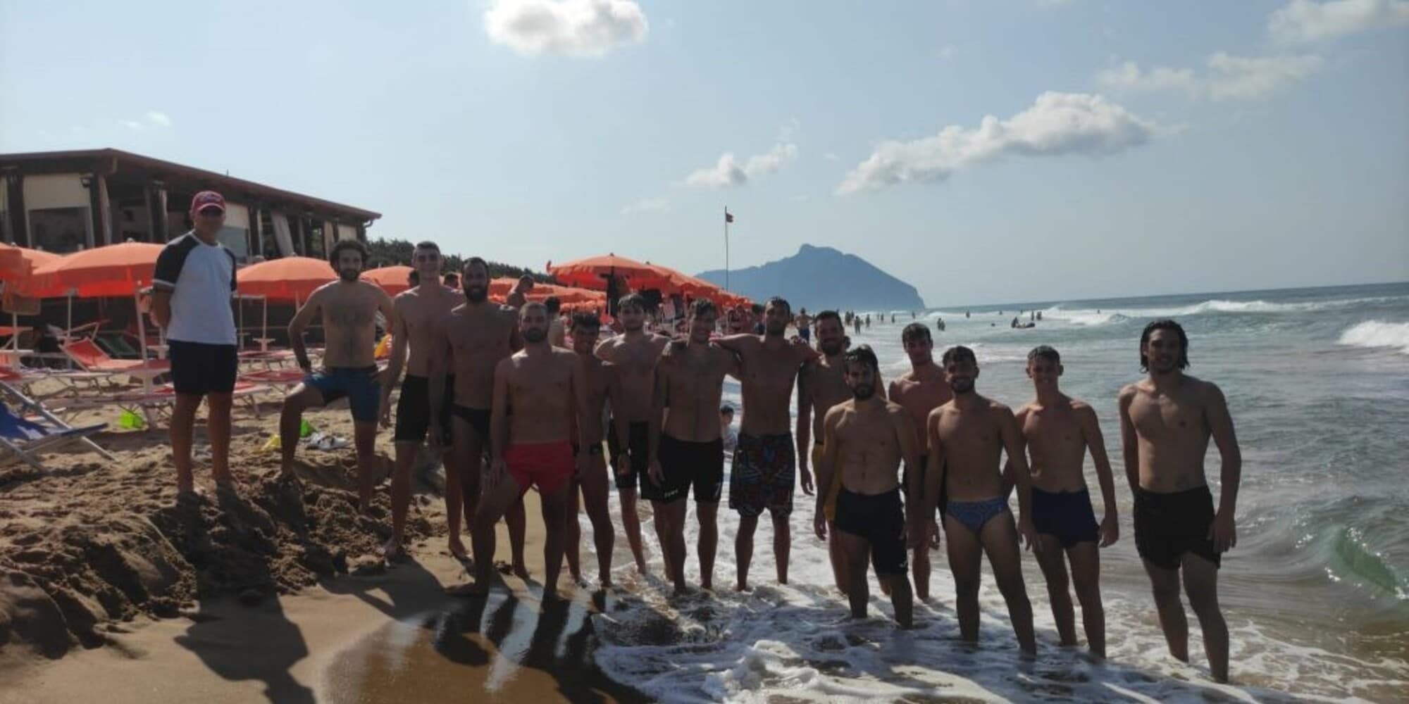 Sabaudia si allena sulla spiaggia fra i tifosi