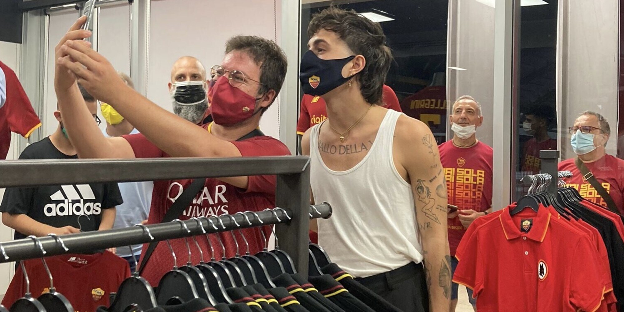 Roma, all'Olimpico anche Damiano dei Maneskin: selfie nel nuovo store!