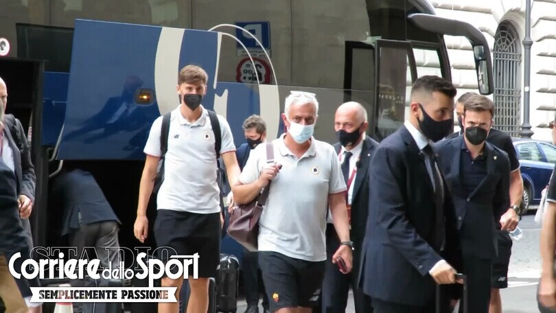 La Roma parte per Salerno: Mourinho fa i selfie con i tifosi