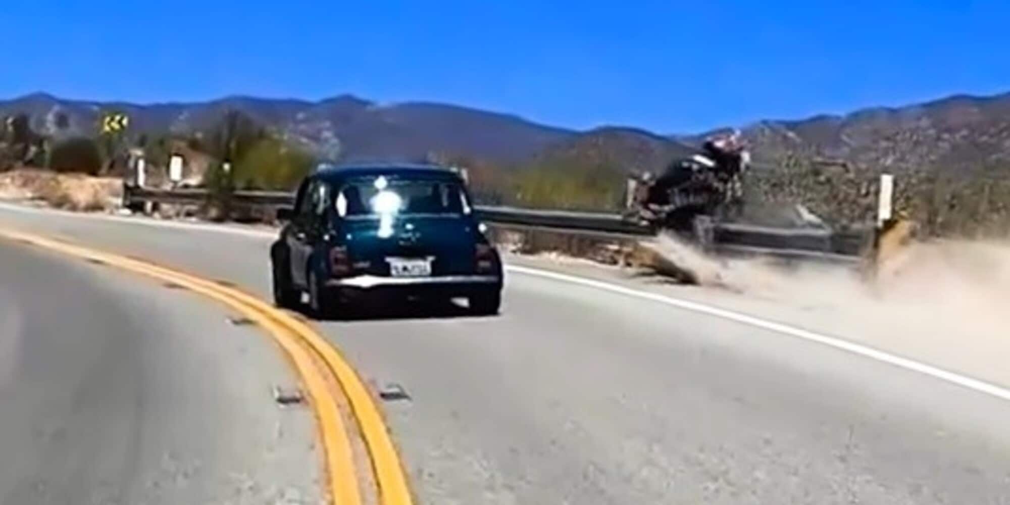Tenta di sorpassare un'auto a destra, la manovra finisce malissimo VIDEO