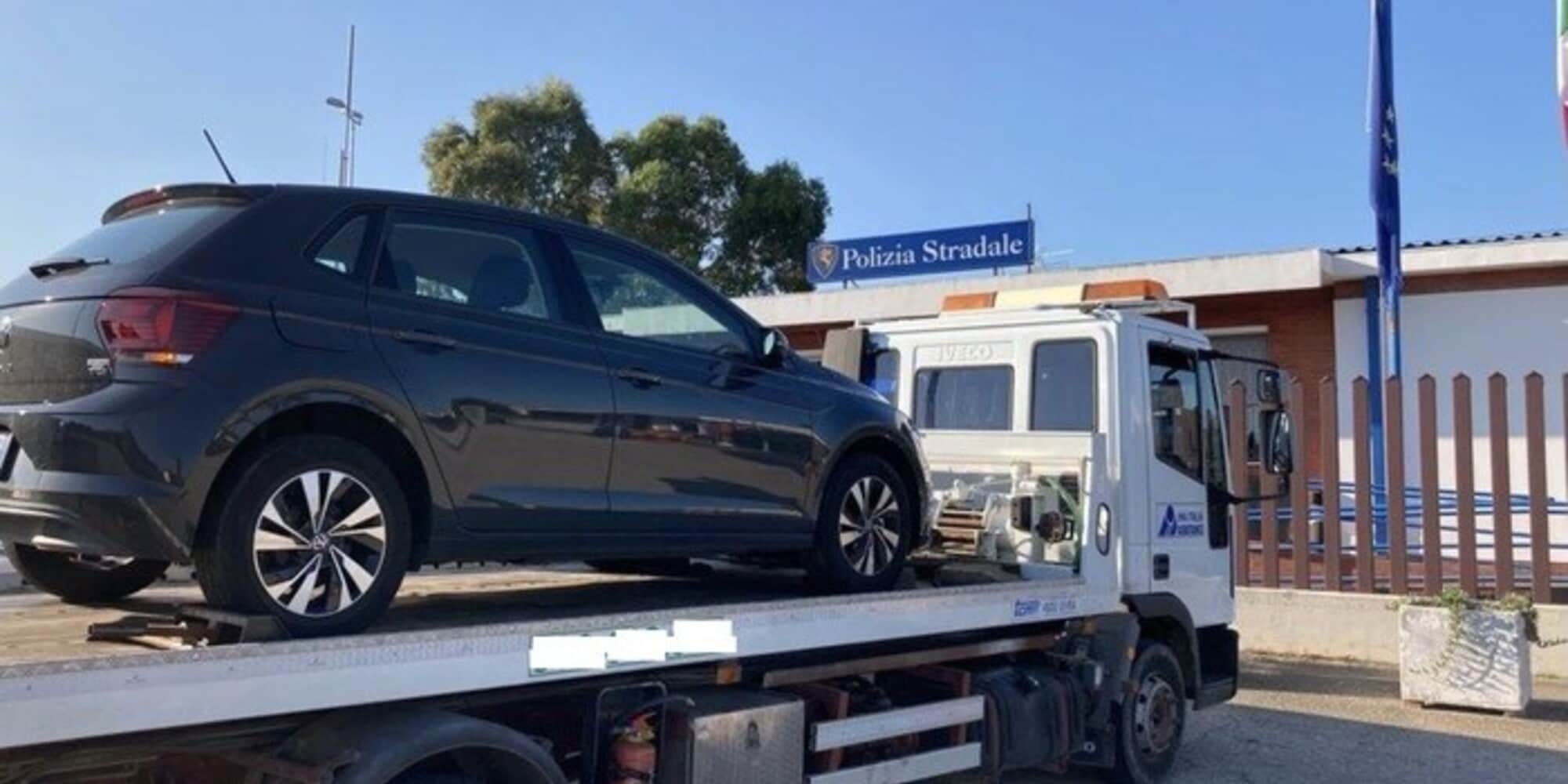 Ruba una Volkswagen Polo e scatta l'inseguimento: 17enne finisce in manette